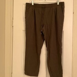 Soho Olive Linen Capris